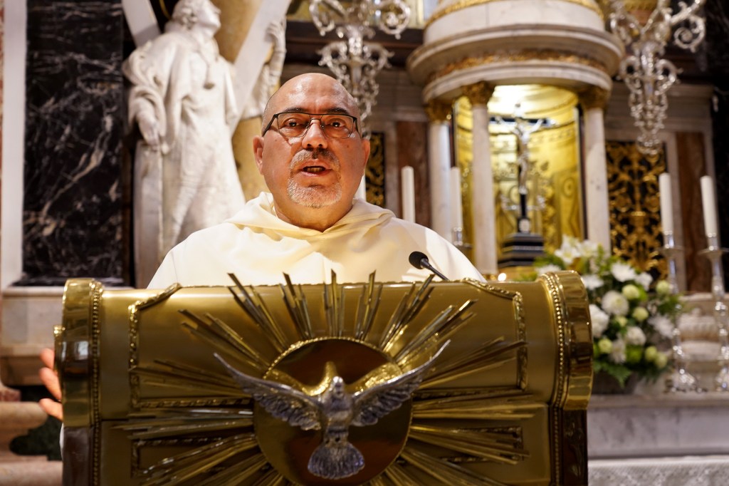 Fr. Carlos Ávila Martínez O.P. predicando en una iglesia